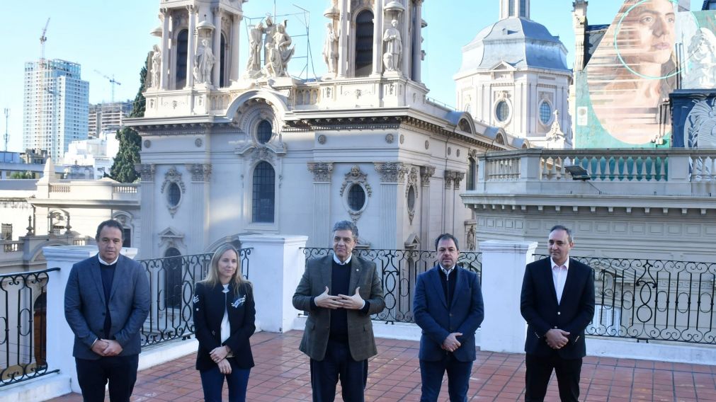 "Vamos a seguir haciendo el aporte que venimos haciendo", dijo Macri.