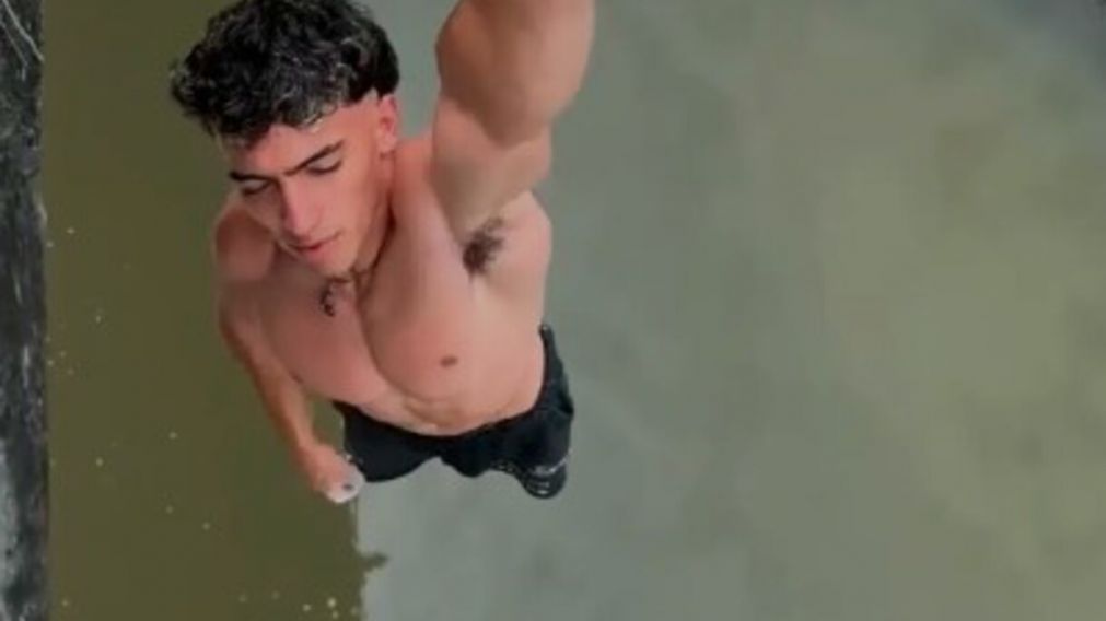El influencer se colgó de un puente ante la expectativa de los cocodrilos (Instagram).