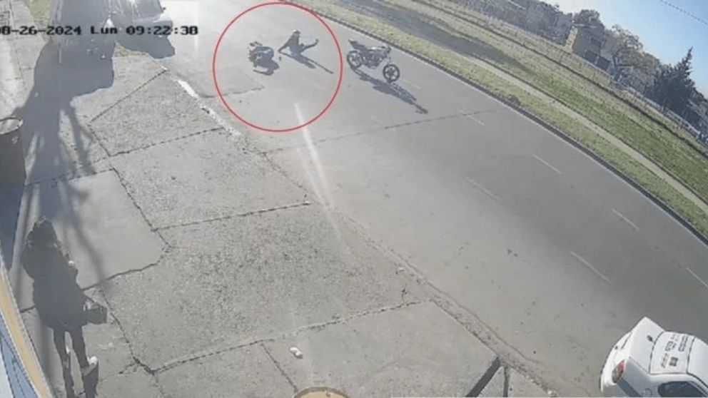 Un motociclista atropelló a un hombre de 50 años mientras usaba el celular y se fugó (Imagen captura vídeo).