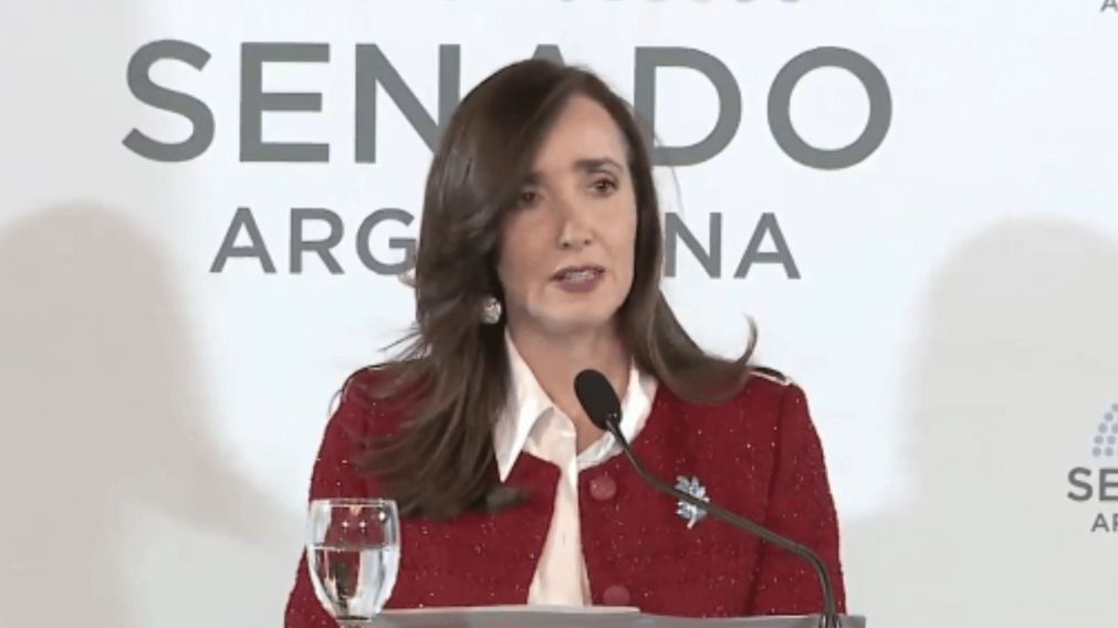 Victoria Villarruel homenajeó a las "victimas del terrorismo" en el Salón Azul del Senado.