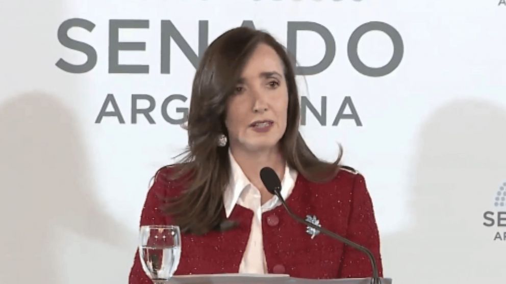 Victoria Villarruel homenajeó a las "victimas del terrorismo" en el Salón Azul del Senado.