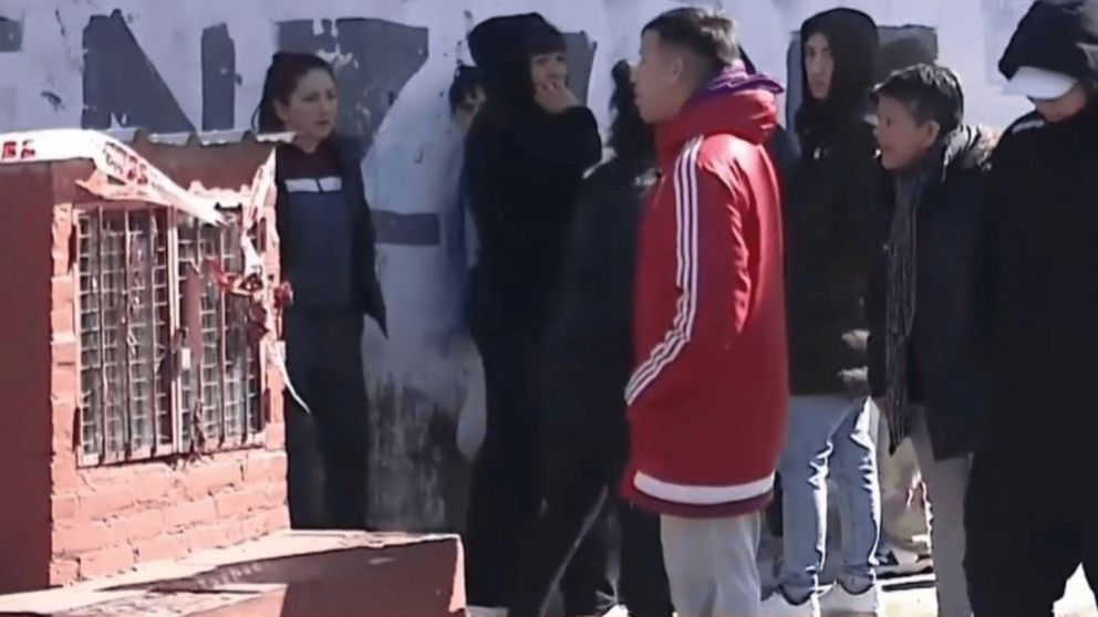 La abuela del ladrón abatido le reprochó a la madre del adolescente que no se hacía cargo.
