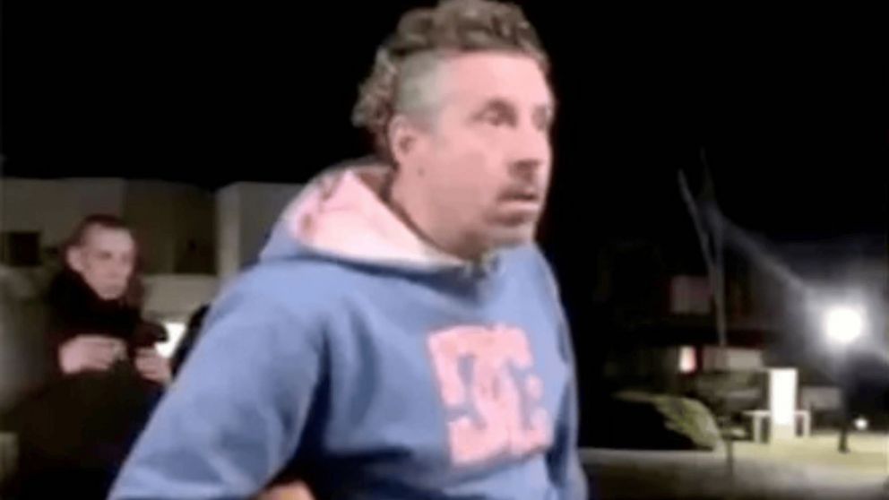 Cuáles son los cargos que enfrenta el vecino del country que persiguió con una escopeta a los adolescentes que le hicieron "ring-raje"