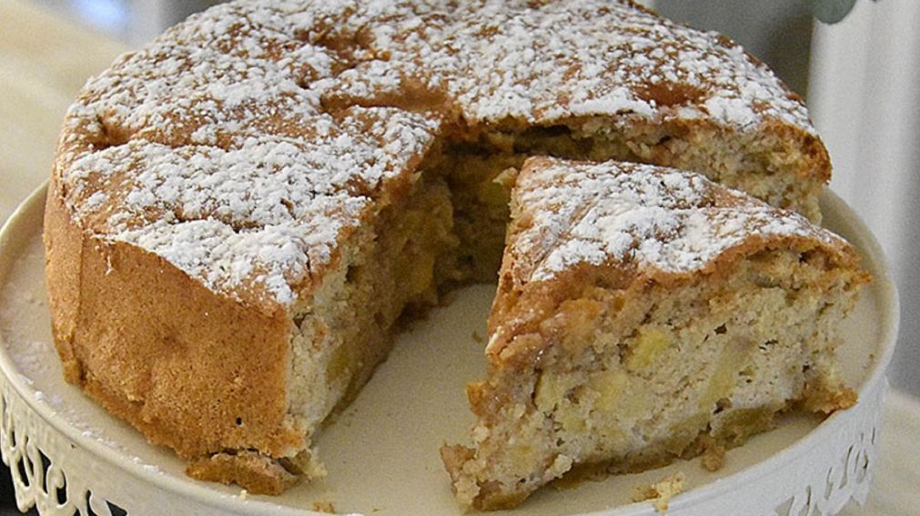 Receta de Sharlotka: la torta de manzana rusa que queda increíble con el mate.