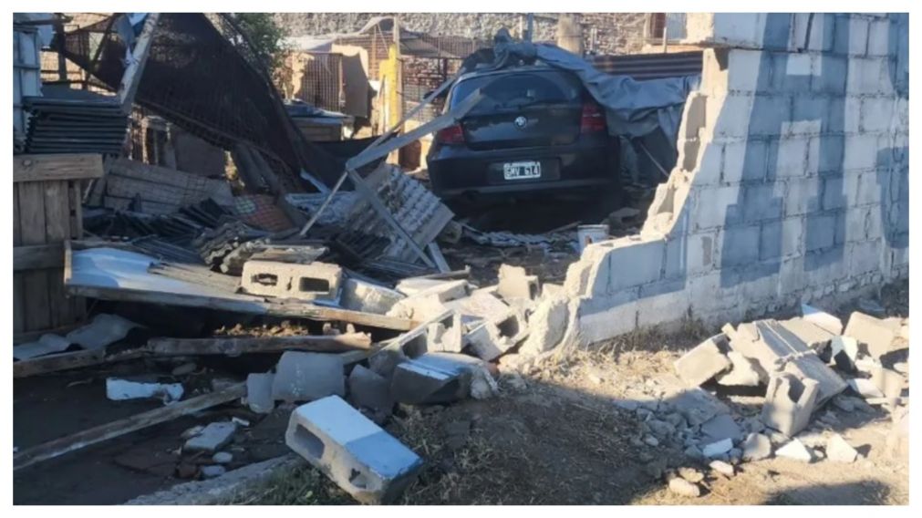 Perdió el control de su auto y destruyó un refugio de animales (Redes).