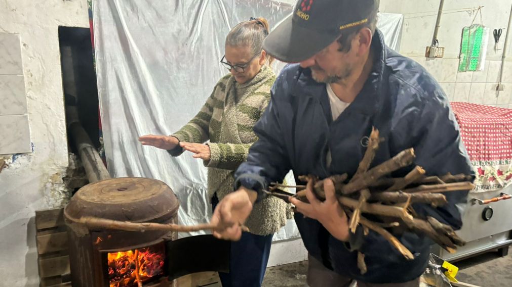 POR EL AUMENTO DE LA GARRAFA, SE RECURRE A LA LEÑA PARA CALEFACCIONAR AMBIENTES.