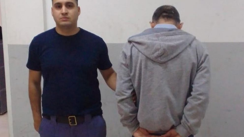 El hombre detenido intentó llevarse cinco quesos del comercio.