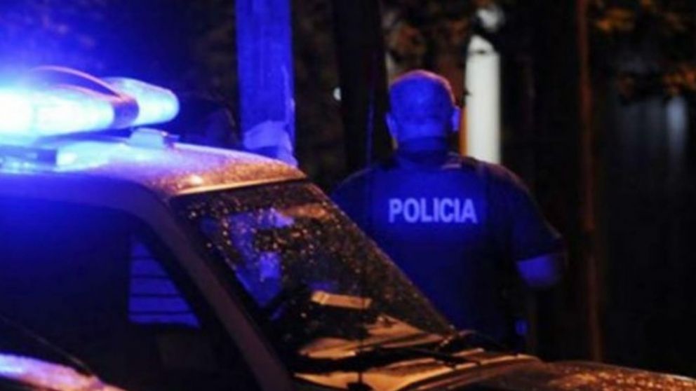 Los efectivos policiales se apersonaron en el escenario del crimen.