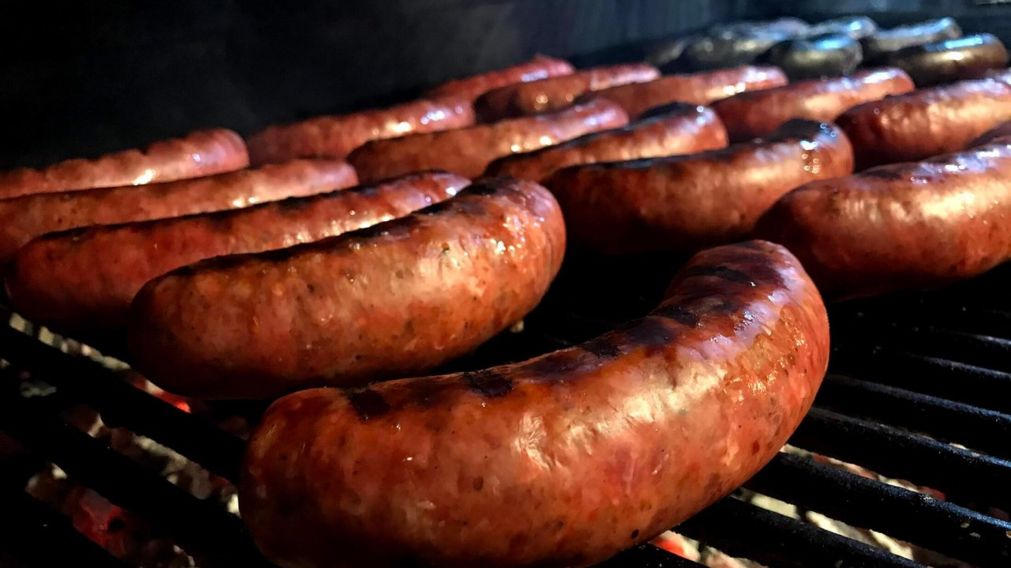 Aprend� a preparar los mejores chorizos a la parrilla y tres salsas incre�bles para acompa�ar tu chorip�n (Imagen ilustrativa). 