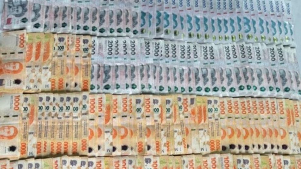 Parte del dinero que fue incautado en las requisas.