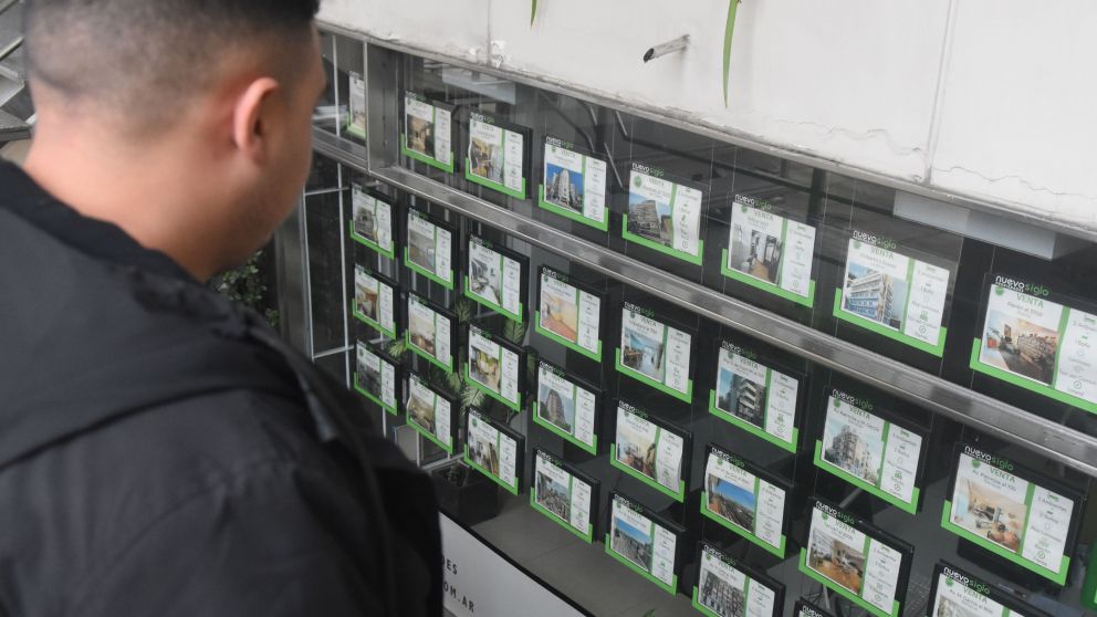 Alquilar un monoambiente representó cerca del 70% del salario de un joven en la CABA.