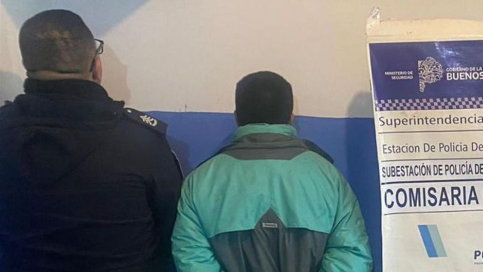 Uno de los individuos que fue capturado por los pesquisas policiales.