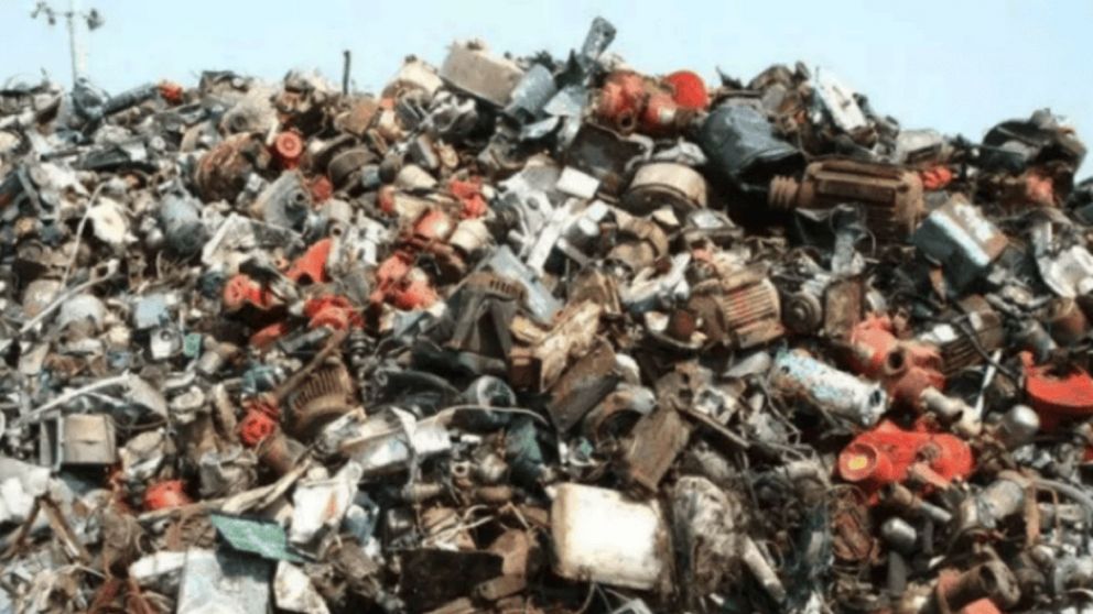 Reto viral SOLO PARA EXPERTOS: �Pod�s encontrar al gato en medio de esta monta�a de basura?