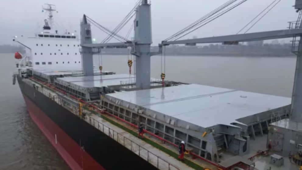 El buque varado en el puerto de San Lorenzo.