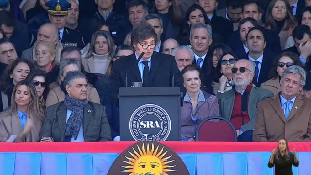 Javier Milei habla en la Rural en medio de tensiones con el campo.