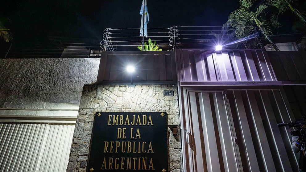 El momento del izamiento de la bandera de Brasil en la embajada argentina en Venezuela