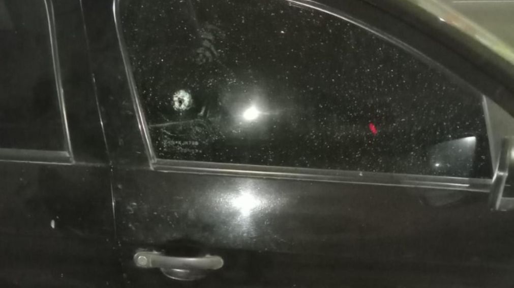 Uno de los disparos impactó en la ventanilla delantera derecha del vehículo.