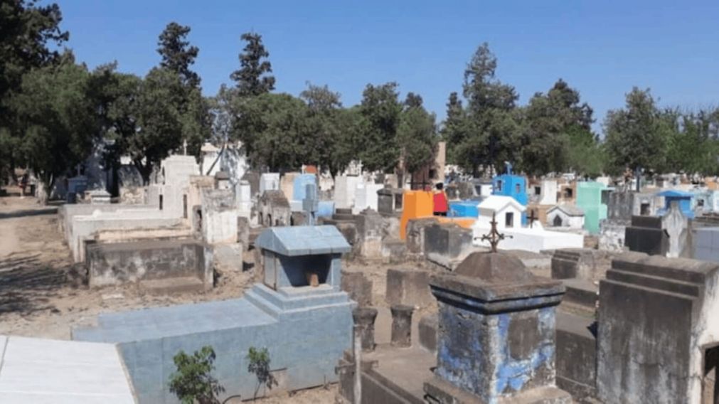 Una familia fue a visitar la tumba de su abuela y encontraron el cajón quemado (Imagen Sur Santiago).