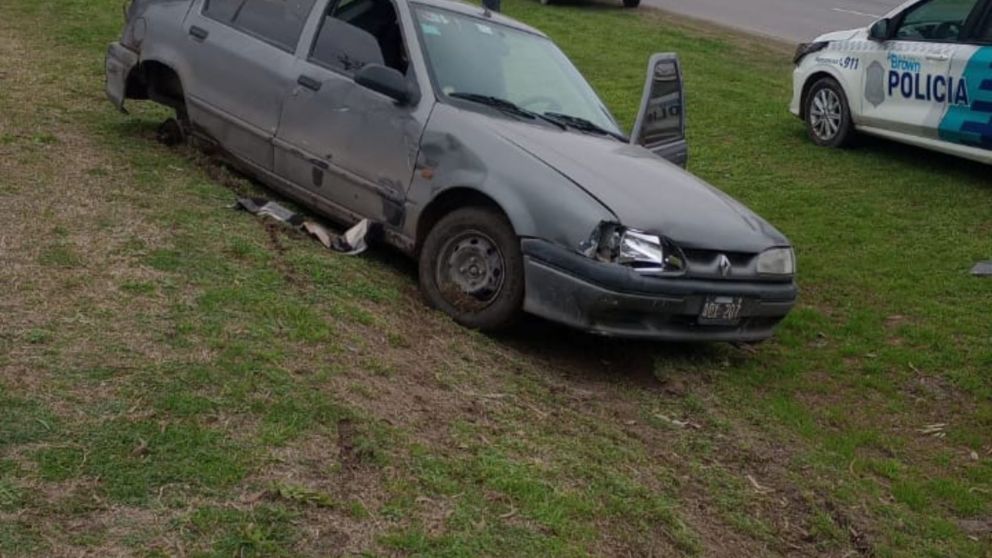Así quedó el Renault 19 robado con el que se fugaban los ladrones.