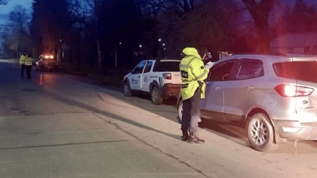 Se dio a la fuga en un control y atropelló a una mujer.