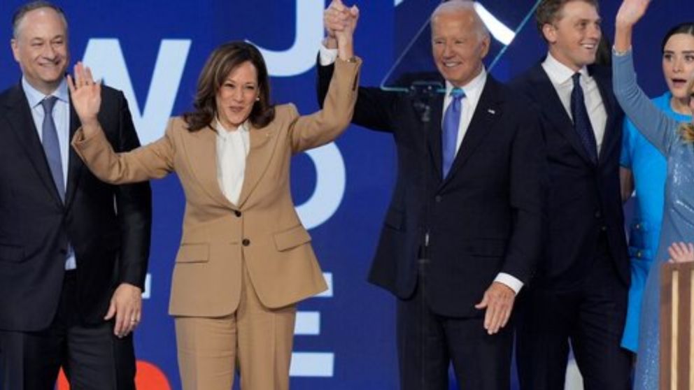 Joe Biden junto a Kamala Harris, en la Convención Demócrata en Chicago.