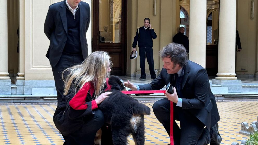 Javier Milei frenó su agenda a la tarde para pasear el perro Thor en Casa Rosada.