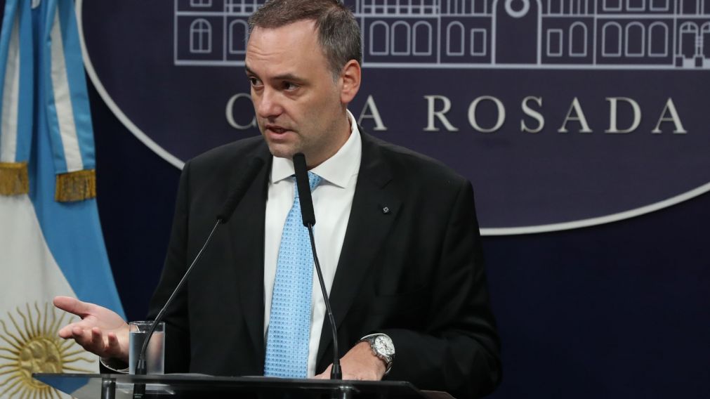 Manuel Adorni criticó la decisión de los senadores de subirse el sueldo.