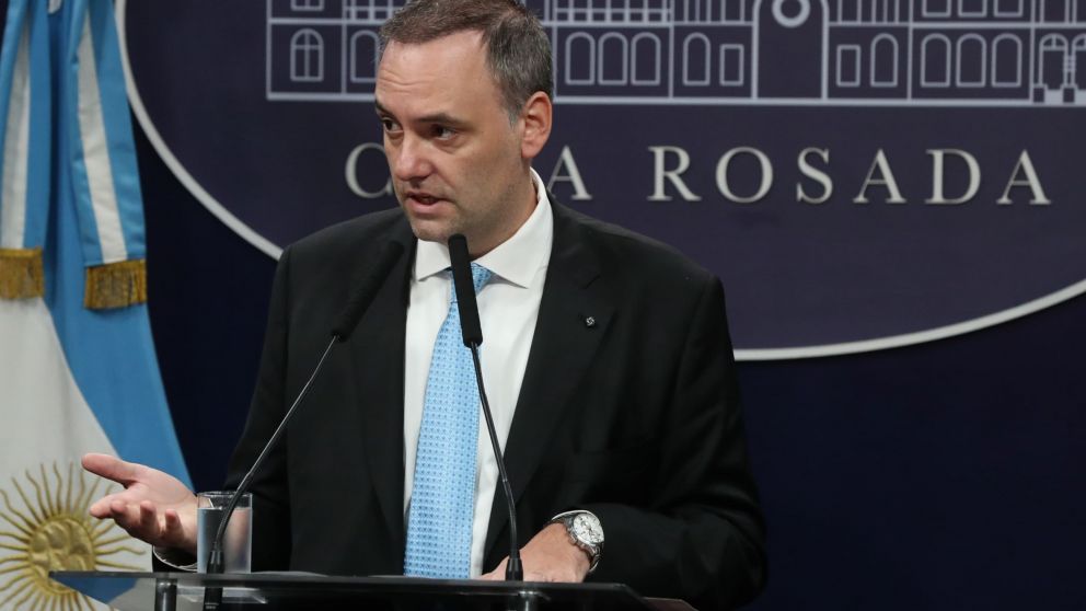 Manuel Adorni criticó la decisión de los senadores de subirse el sueldo.