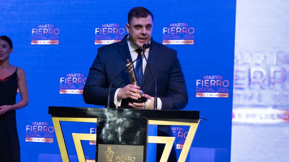 Daniel Parisini, más conocido como el "Gordo Dan", con la estatuilla obtenida en los Martín Fierro Digital.
