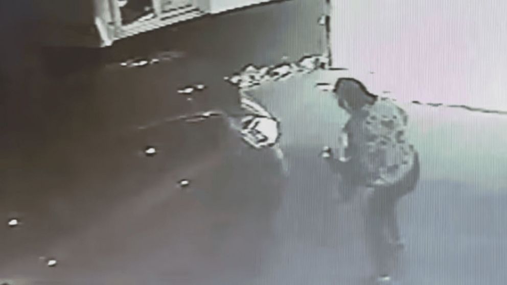 Una mujer fue baleada cuando iba en el auto con su hijo de 5 años (Imagen captura vídeo).