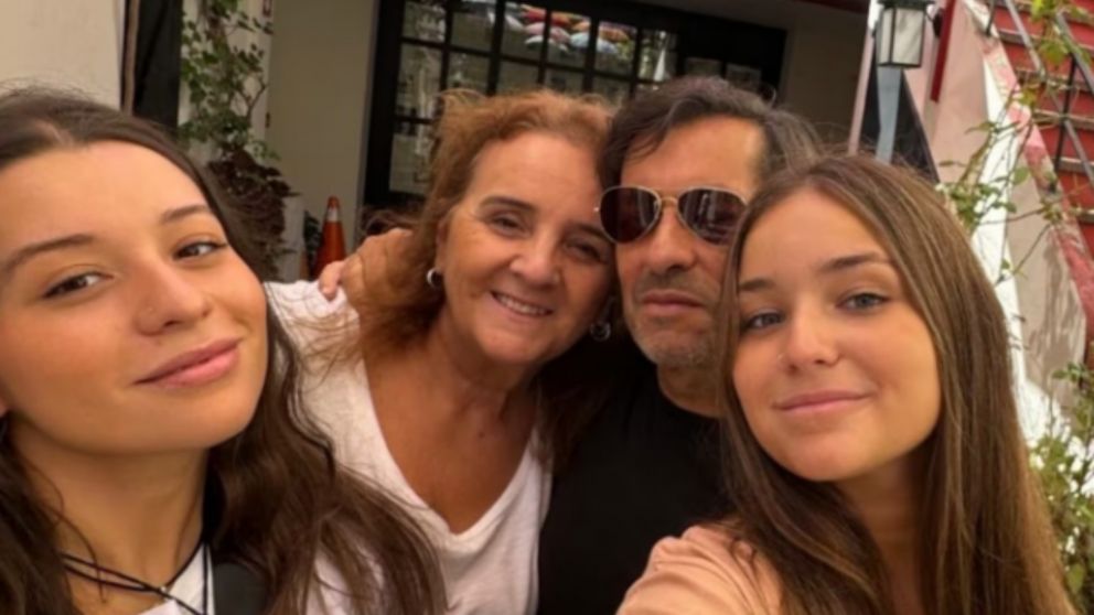La joven universitaria de 21 años junto a su familia.