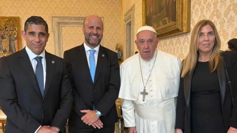 El papa Francisco junto a magistrados de Comodoro Py.