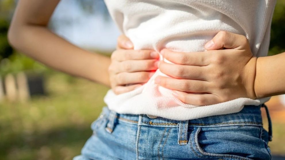 El norovirus se transmite fácilmente de una persona a otra a través del contacto cercano.
