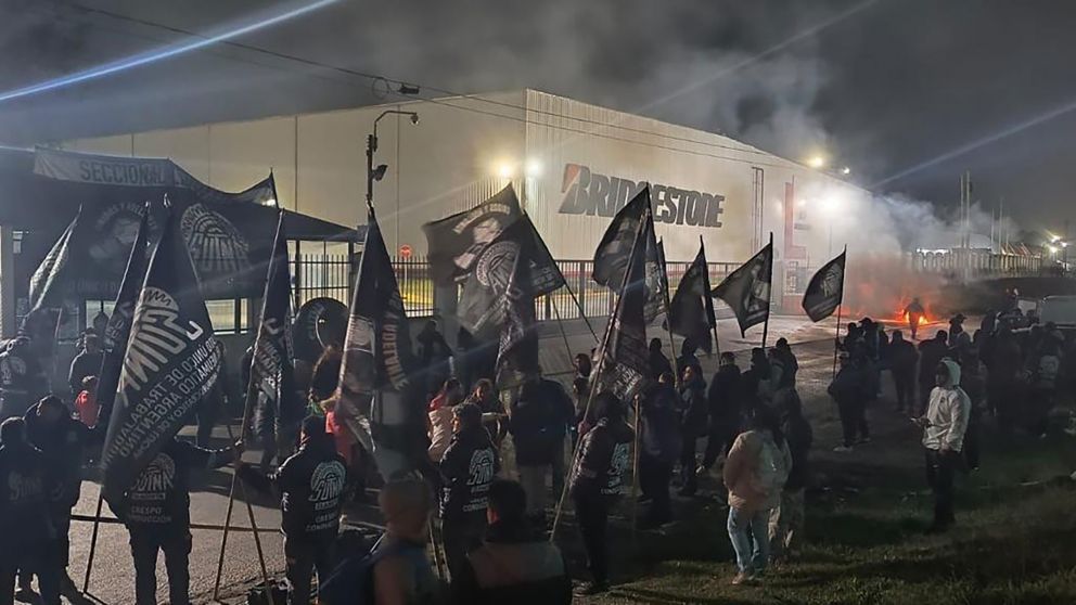 Conflicto del neumático: paro en Bridgestone por despidos y amenazas de flexibilización laboral tras el fin del Proceso Preventivo de Crisis