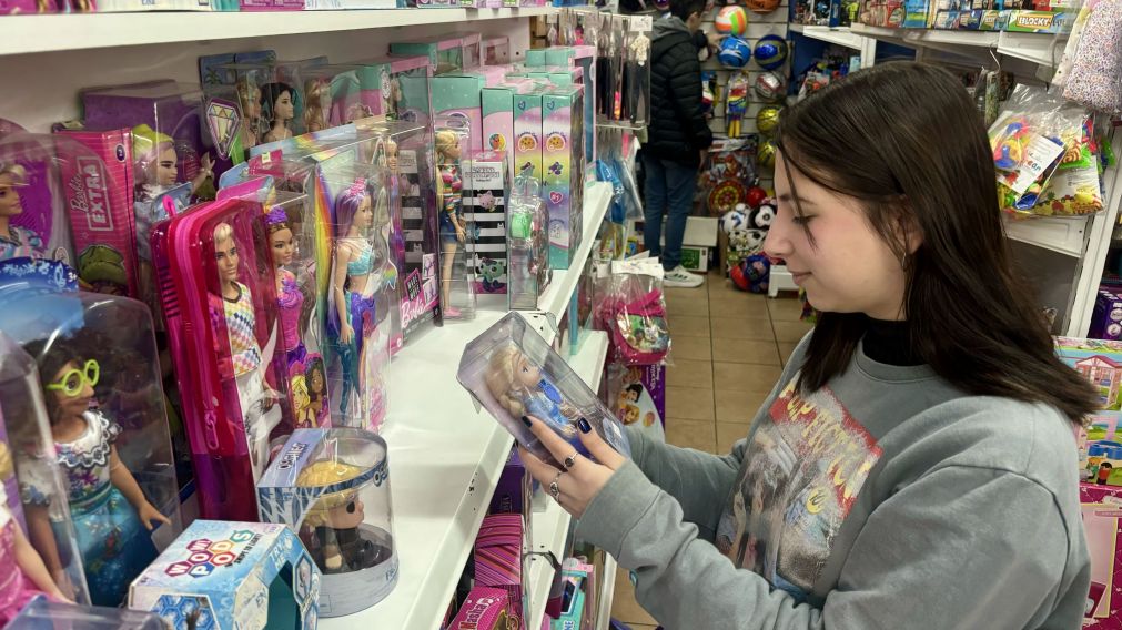 A UN DÍA PARA LA CELEBRACIÓN, LOS CLIENTES BUSCAN PROMOCIONES Y DESCUENTOS AL ELEGIR LOS JUGUETES.