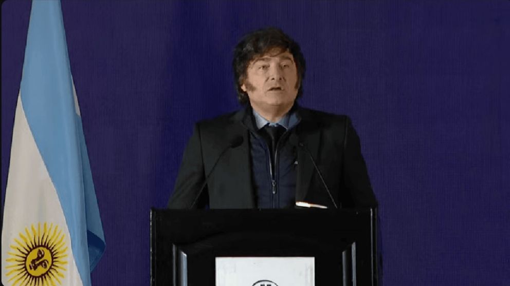 Javier Milei brinda un discurso ante empresarios inmobiliarios.