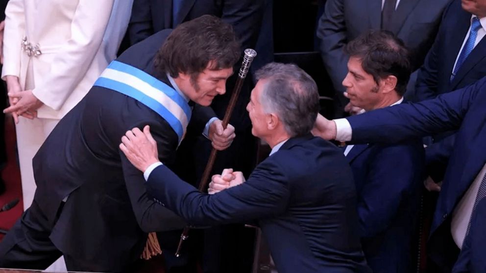 Javier Milei y Mauricio Macri bajo la mirada de Axel Kicillof (Archivo).