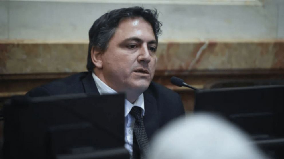 Un senador libertario propuso la castración de violadores en medio del debate sobre delitos sexuales