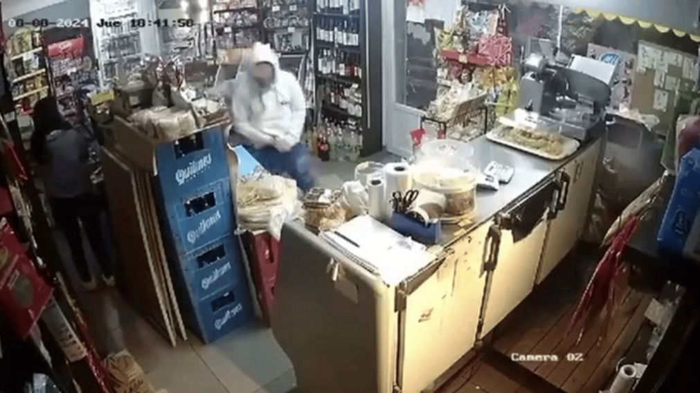 Una comerciante sacó a trompadas a un ladrón que entró a robar a su almacén (Imagen captura vídeo).