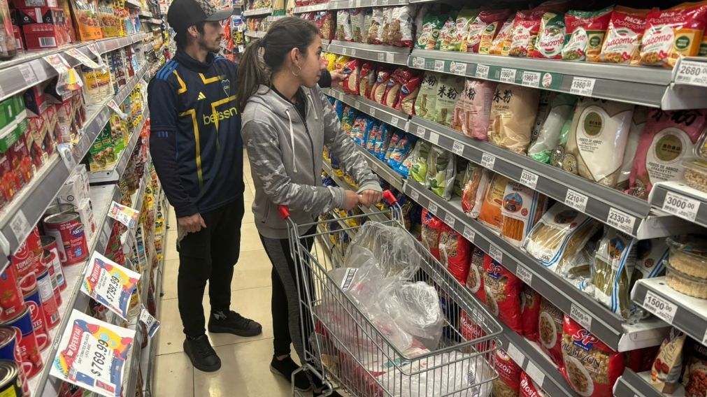 Los consumidores, más que nunca, son muy medidos a la hora de comprar, comparando precios y marcas.