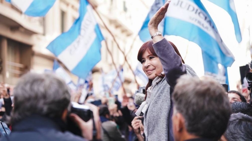 Cristina saludando a sus seguidores en la llegada al Instituto Patria.