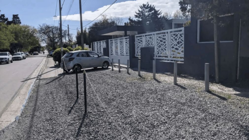 La escuela donde cay� el port�n sobre una docente.