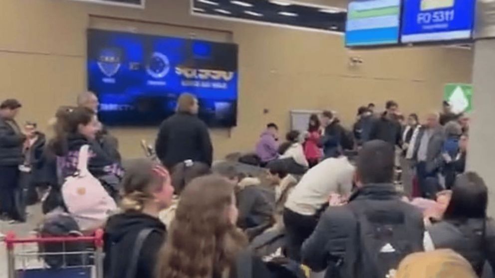 Paro sorpresivo de maleteros en Aeroparque causó enfrentamientos entre los pasajeros y la Policía.