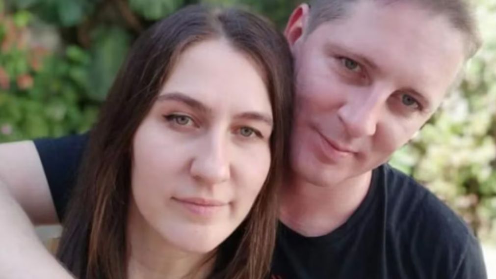 La víctima fatal junto a su esposa.