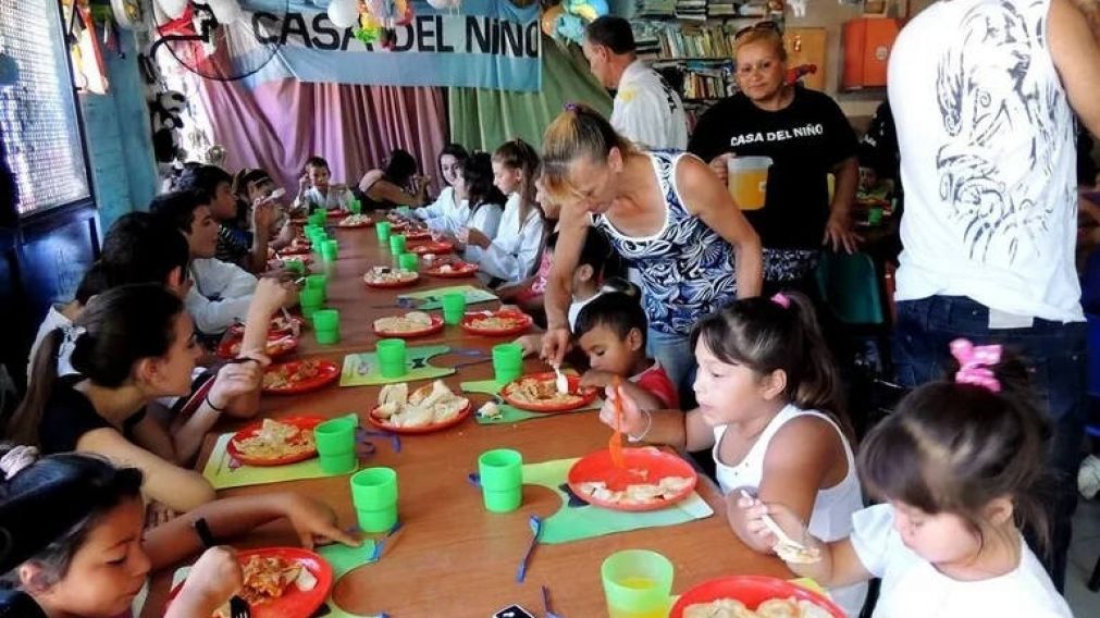 PARA MUCHOS, LOS COMEDORES Y MERENDEROS COMUNITARIOS SON LA �NICA V�A PARA PALIAR EL HAMBRE.