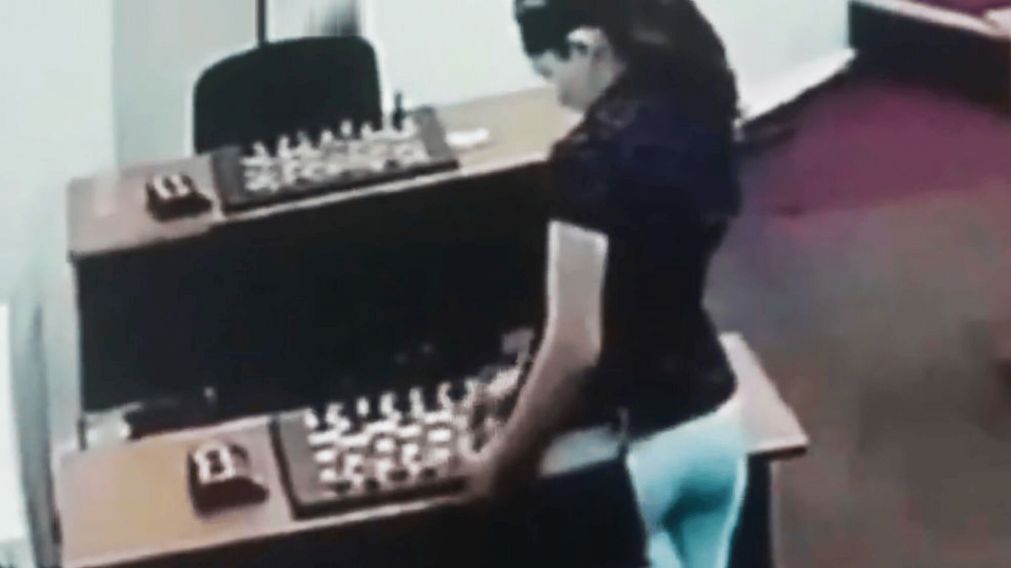 Las c�maras de seguridad registraron el momento en el que la ajedrecista rusa, Amina Abakarova, intent� envenenar a su rival.