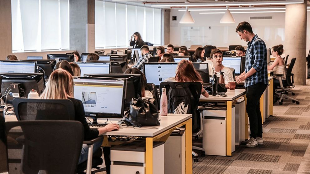 La famosa empresa argentina ofrece empleo a universitarios con mínimos requisitos.