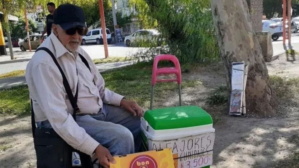 Vendia golosinas y cuando murió supieron que estaba prófugo por abuso de menores.
