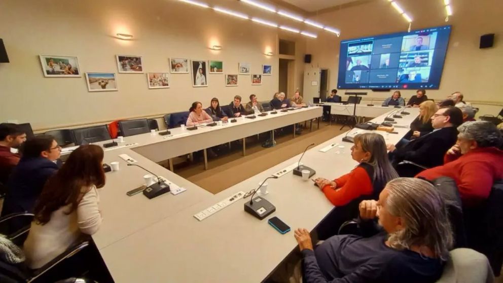 Docentes universitarios realizarán este lunes un paro ante el fracaso de la paritaria nacional.