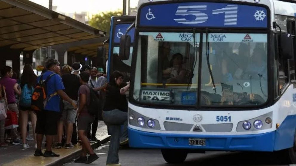 VIAJAR AL TRABAJO IMPLICA SACRIFICIOS CADA VEZ MÁS DUROS PARA MUCHOS.